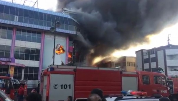 Сильный пожар вспыхнул в торговом центре в Баку