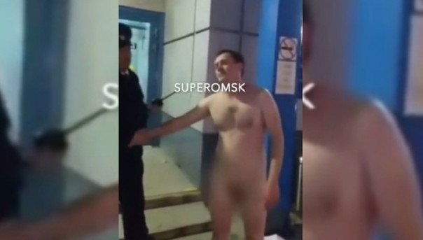 "Не улетай любимая!". Пьяный пассажир устроил стриптиз в аэропорту Омска из-за расставания с девушкой