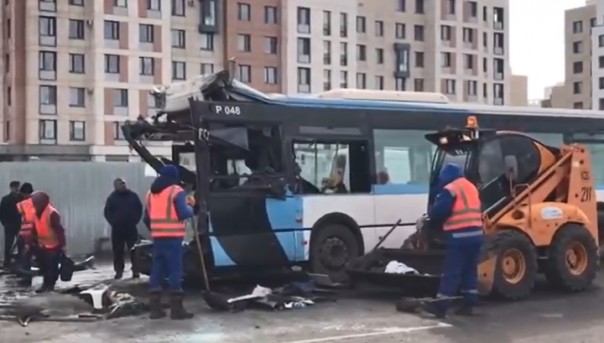 В Казахстане столкнулись три автобуса, есть жертвы | Масштабное ДТП под Киевом: столкнулись девять машин