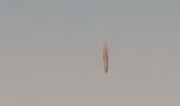 Очевидцы сняли в небе загадочный объект. ВВС США сбиты с толку
