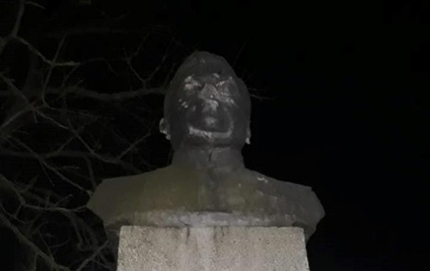 В Черниговской области националисты повредили памятник Ватутину