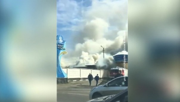 В Краснодаре загорелся мебельный склад