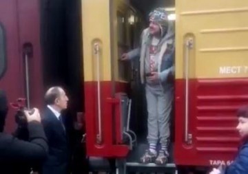 «Кто этот чудик?»: в Сети высмеяли появление Киркорова на вокзале во Владивостоке