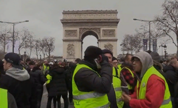В Париже протесты "желтых жилетов" переросли в столкновения с полицией