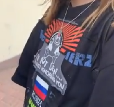 Полицейские в Одессе задержали девушку из-за флага России на одежде