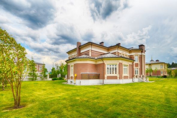 "Богатые тоже плачут". Рублевские дворцы стремительно обесцениваются