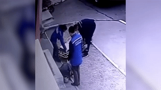 В Благовещенске врач скорой проверил состояние пациента попинав его ногой — видео