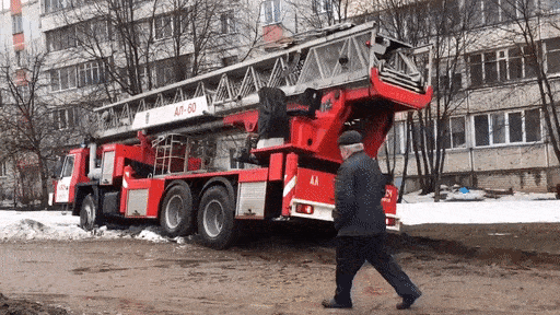 В Кирове сгорела квартира, пока пожарная машина пыталась выехать из ямы