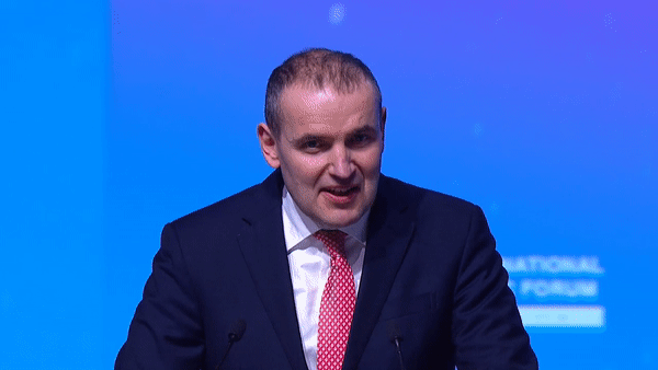 «Нет ничего дороже дружбы»: президент Исландии перешёл на русский язык во время форума в Петербурге