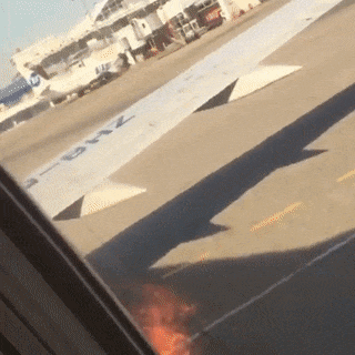 В аэропорту Внуково загорелся самолет, направлявшийся в Махачкалу. Видео