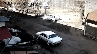 Автомобиль вместе с водителем взорвался в Нижнекамске. Момент взрыва авто попал на видео