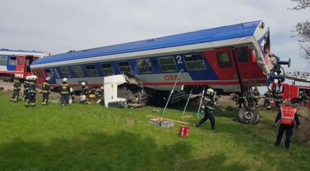 В Вене поезд протаранил грузовик, есть раненые