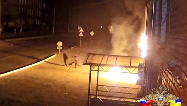 Опубликовано видео поджога районной администрации в Бурятии