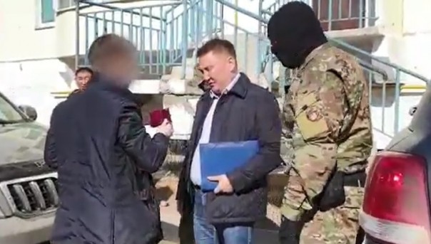 В Якутии силовики задержали главу района, злоупотребившего служебным положением. Видео