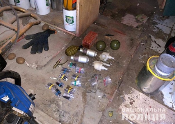 В Днепропетровской области нашли в гараже гранаты и тротил | Житель Николаевской области нашел гранатомет | В парке Винницы нашли арсенал оружия
