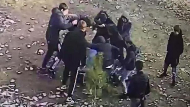 Массовое избиение подростка у казанской школы сняли на видео