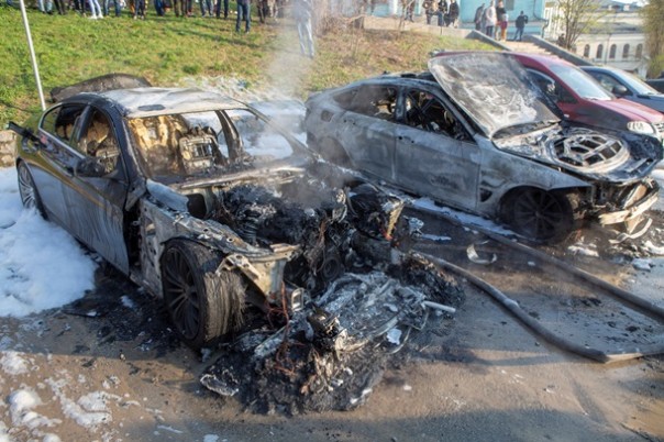 В центре Киева мужчина в балаклаве поджег два авто