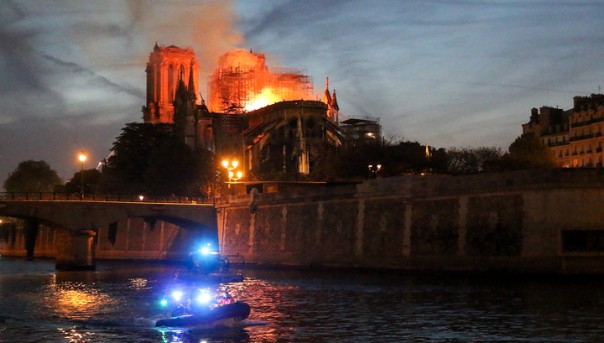 Нотр-Дам-де-Пари может быть полностью уничтожен огнем