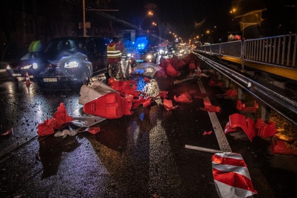 В Киеве пьяный водитель снес ограждение, разбил две машины и скрылся | В Ровенской области пьяный водитель травмировал двух полицейских