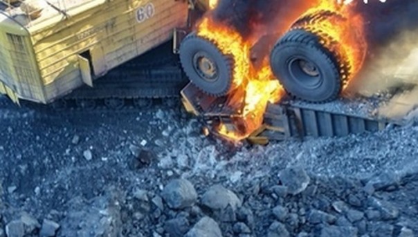 На кузбасском разрезе БелАЗ врезался в экскаватор и загорелся