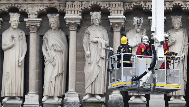 Путин предлагает направить в Париж лучших российских реставраторов