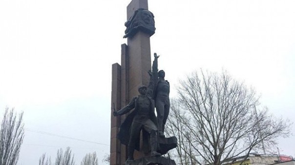 В Николаеве уничтожают культурное наследие: Защищенный законом памятник Ленинскому комсомолу идет под снос