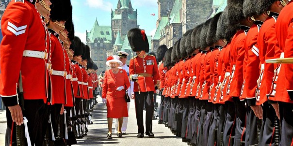 Бифитеры и дворяне-пенсионеры: кто охраняет английскую королеву