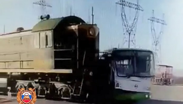 Тепловоз снес автобус с пассажирами на переезде в Красноярском крае