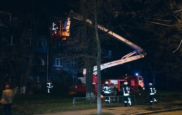 В ходе масштабного пожара в Киеве рухнула крыша жилого дома