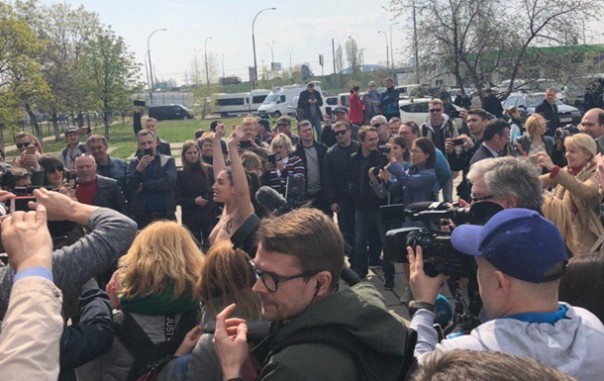 Активистка Femen обнажилась во время голосования Зеленского