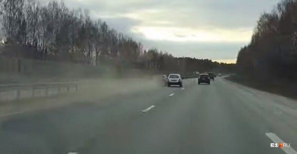 Столкнули с трассы: появилось видео жуткой аварии в Екатеринбурге, где пострадала 9-летняя девочка