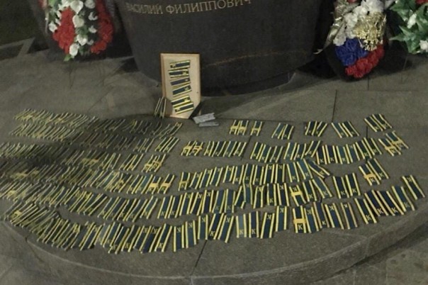 [Опровергнуто] Рязанские курсанты-десантники провели акцию у монумента Маргелову и оставили там свои погоны