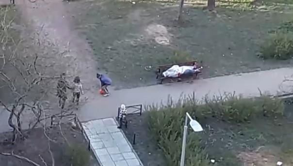 Дети три часа играли рядом с оставленным питерскими медиками трупом