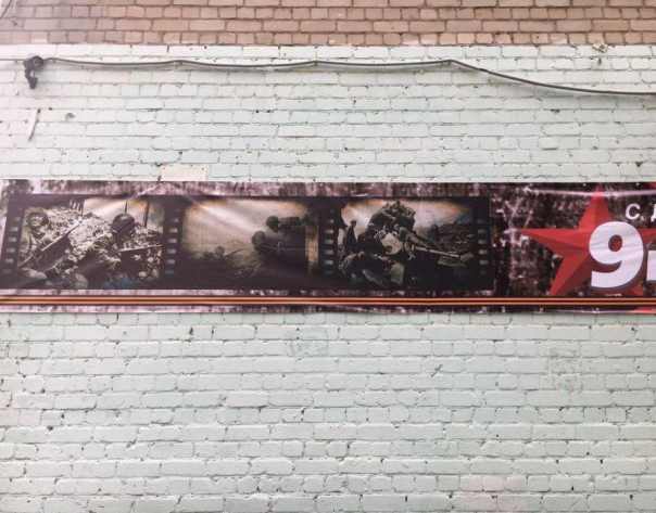 В Саратове ко Дню Победы появились плакаты с радостными фашистами