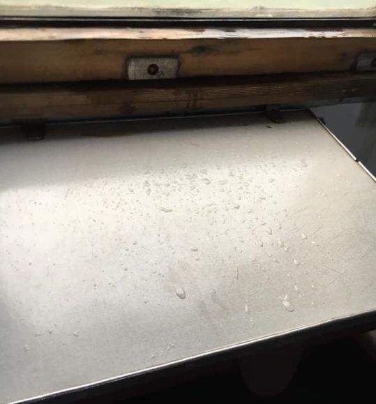 "Дождь в вагоне!". Укрзализныця вновь оскандалилась жутким состоянием поездов