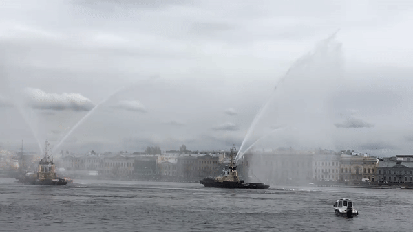 Вальс в исполнении буксиров в акватории Невы сняли на видео