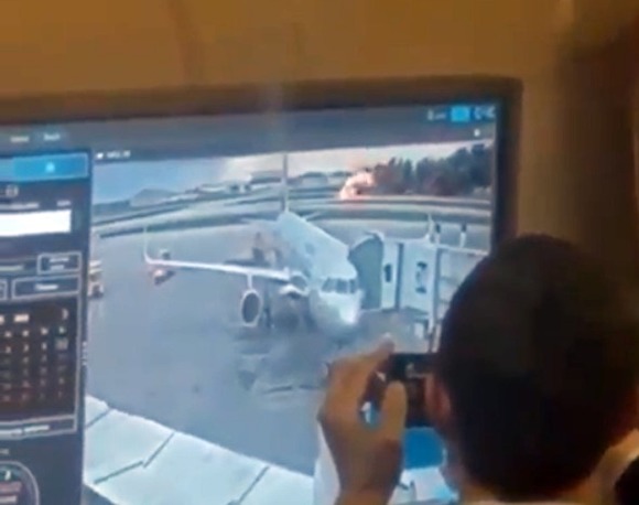 «Нормально он сел. С огоньком». В Сети появилось видео с людьми, глумящимися над катастрофой в Шереметьево