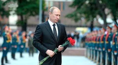 Путин возлагает цветы к Могиле Неизвестного Солдата