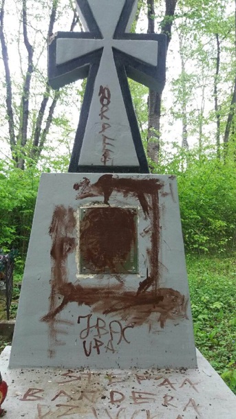 В Польше упыриный памятник измазали фекалиями и краской