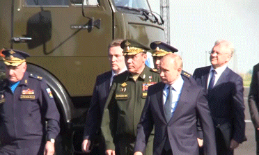 Путин осмотрел в Ахтубинске новейшие российские средства ПВО — видео