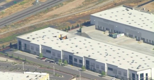 В США истребитель F-16 врезался в здание