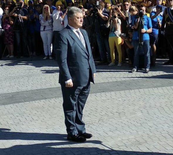 На Украине рассказали о стыде дипломатов из-за внешнего вида Порошенко