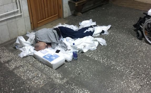 Врачи с человеческим лицом: Инвалид провёл ночь на полу в уральской больнице в куче подгузников