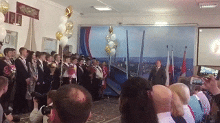 Мэр Владивостока заявил выпускникам, что провожает их "в последний путь"