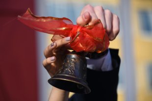 В Омске во время "последнего звонка" на школьников обрушился потолок