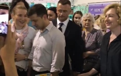 Зеленскому подарили детскую книжку "Политика для начинающих"