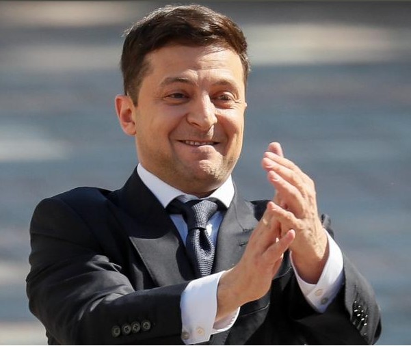 Скачут и танцуют все! Зеленский станцевал на сцене "Лиги смеха" и снова поцеловал Кошевого в лысину