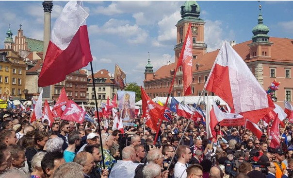 В Варшаве проходит марш польских националистов под лозунгом "Прочь из Евросоюза"