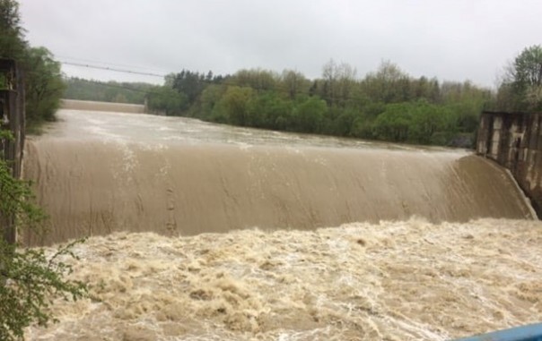 В Карпатах дожди затопили дома и разрушили мост