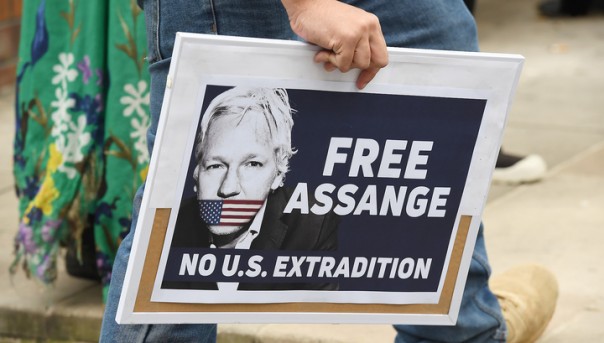 Сторонники Ассанжа заблокировали одну из транспортных артерий Лондона